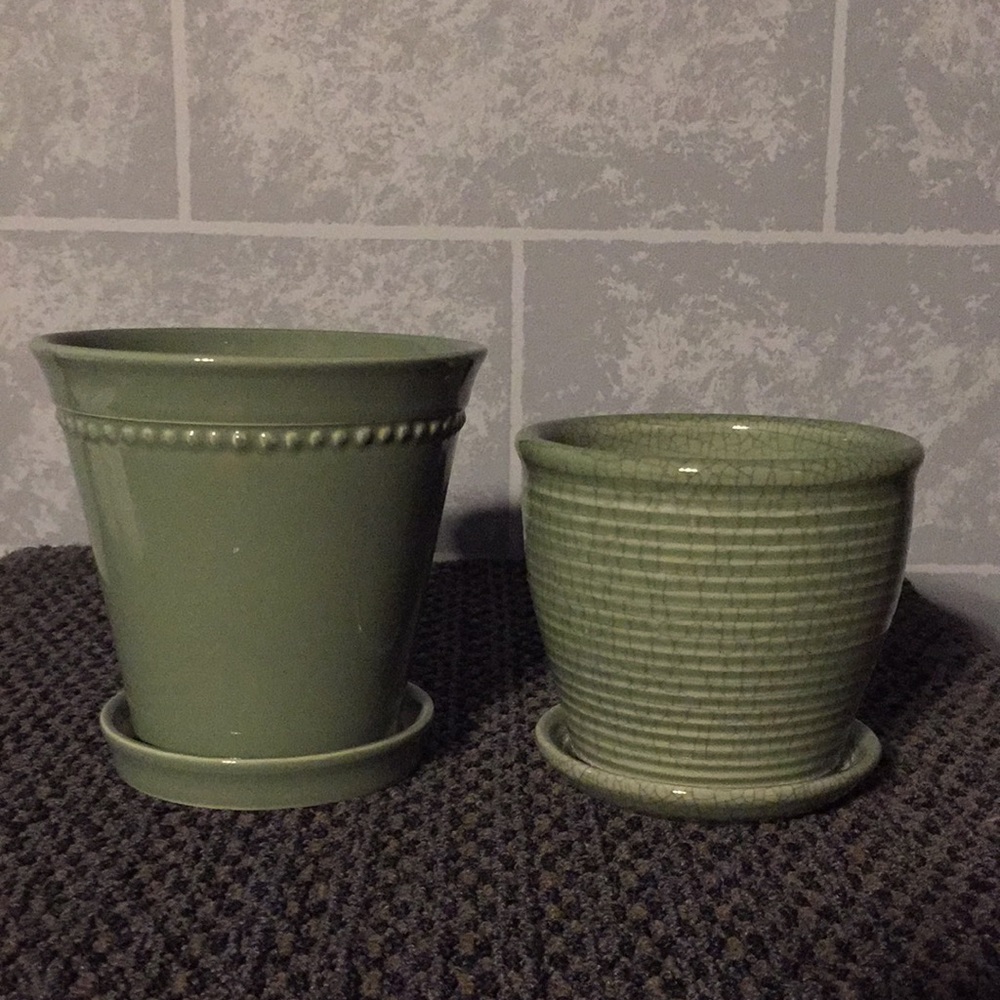 2 planters with connected saucers